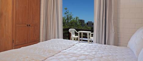 Suíte Casal com Terraço | Minibar, blackout drapes, free WiFi, bed sheets