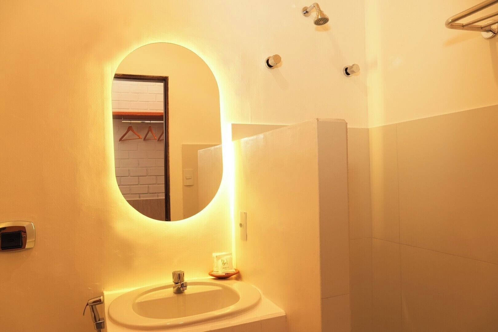 Ducha, secador de pelo, toallas, papel higiénico