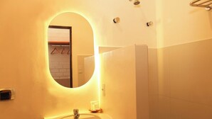 تجهيزات دش، مجففات شعر، مناشف، ورق حمّام