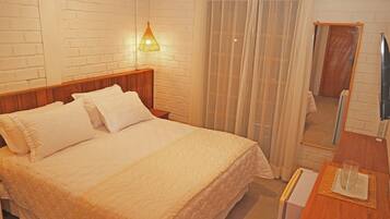 Suíte Dupla com Sacada | Minibar, blackout drapes, free WiFi, bed sheets
