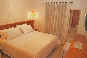 Suíte Dupla com Sacada | Minibar, blendingsgardiner, wi-fi (inkludert) og sengetøy