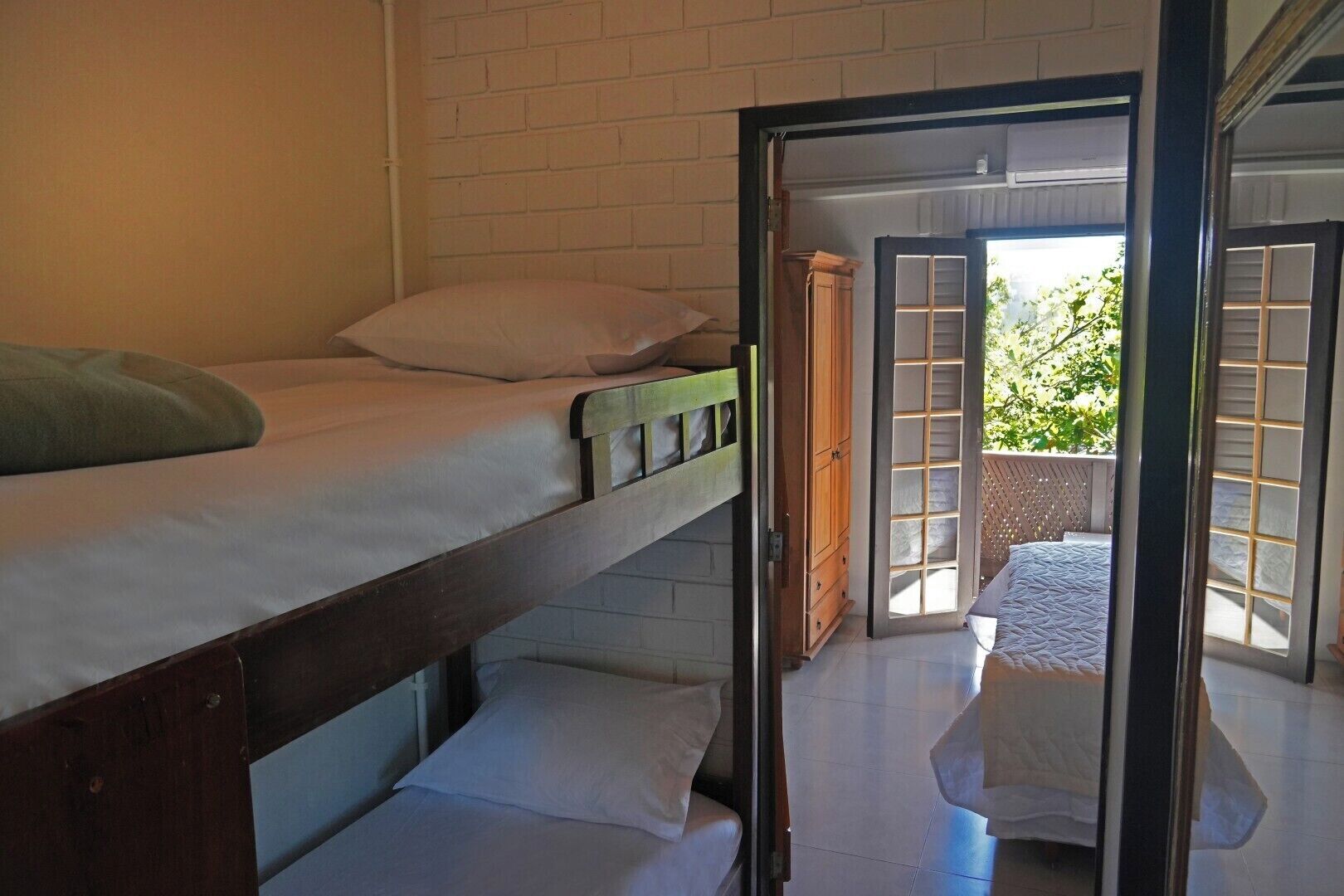 Suíte Quatro Pessoas com Sacada | Minibar, blackout drapes, free WiFi, bed sheets