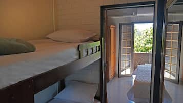 Suíte Quatro Pessoas com Sacada | Minibar, blackout drapes, free WiFi, bed sheets