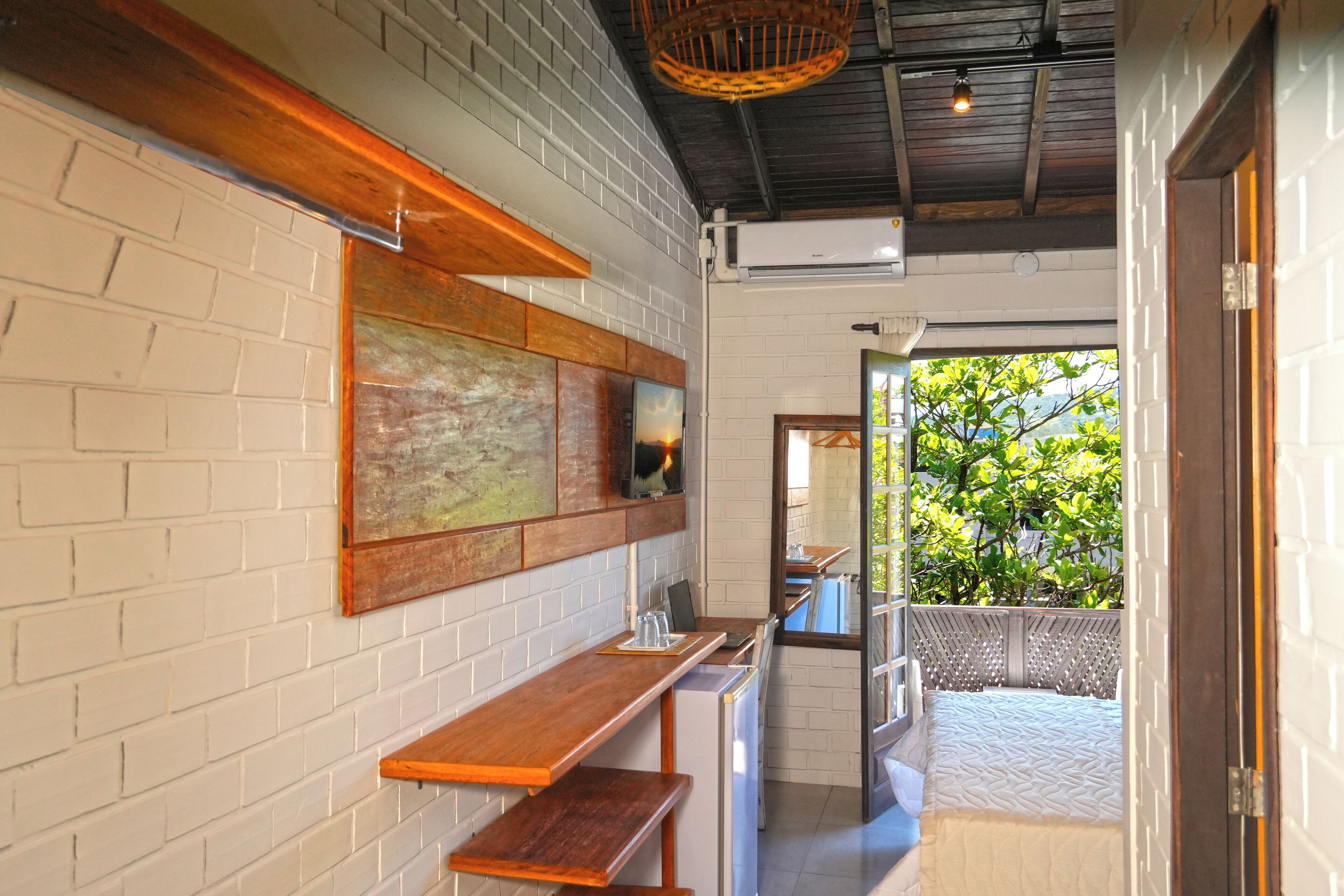 Minibar, blackout drapes, free WiFi, bed sheets