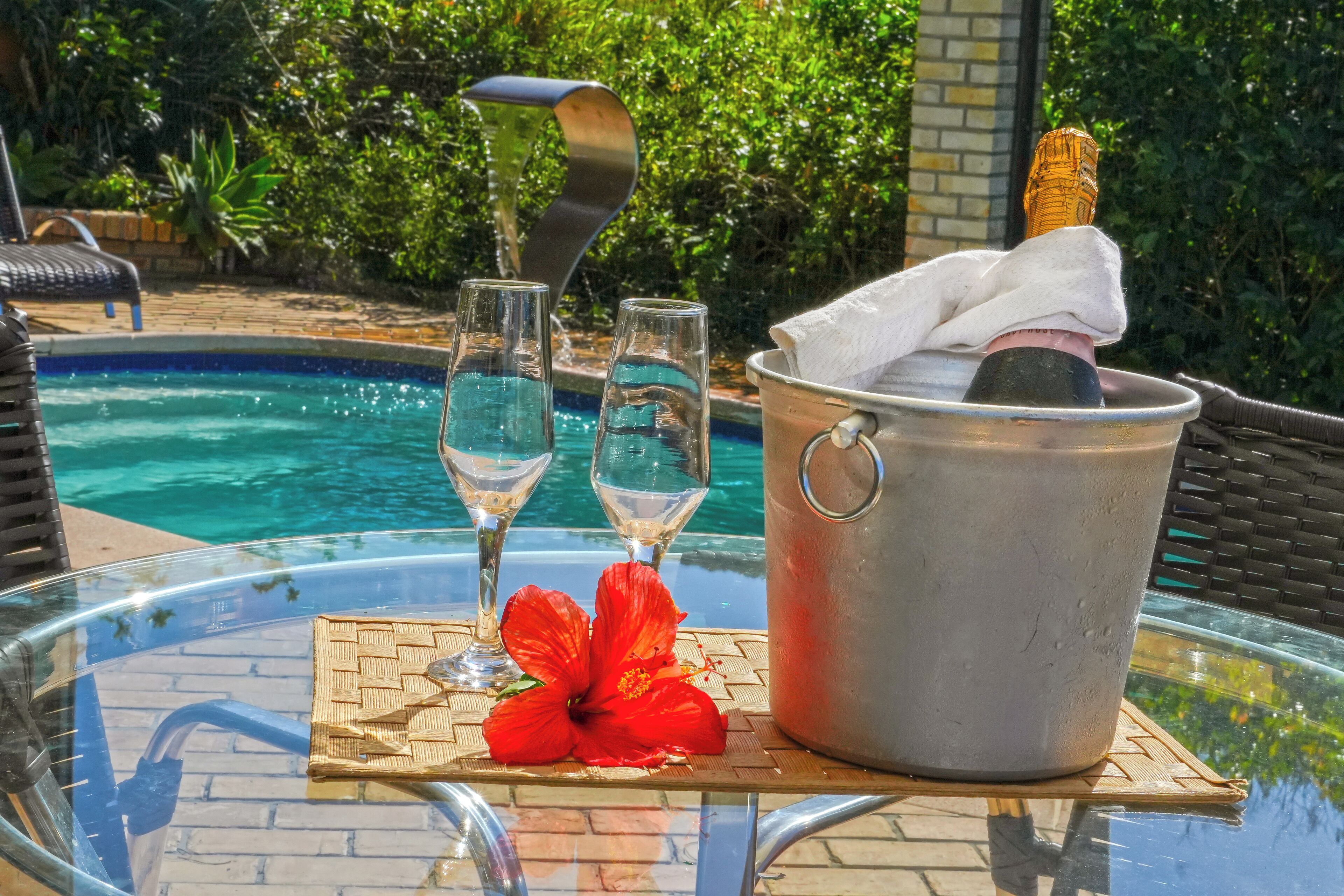 Una piscina al aire libre