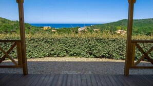 A wooden pergola with a view of the sea and hills. - Résidence SerenAmore (Conca)