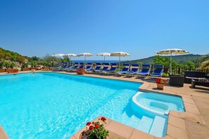 Seasonal outdoor pool, pool umbrellas, sun loungers - Résidence SerenAmore (Conca)