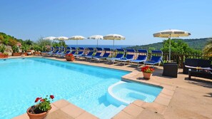 Seasonal outdoor pool, pool umbrellas, sun loungers - Résidence SerenAmore (Conca)