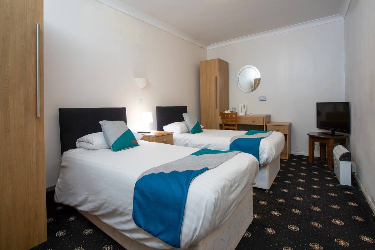 Habitación estándar con 2 camas individuales, 2 camas individuales | Escritorio, wifi gratis y ropa de cama