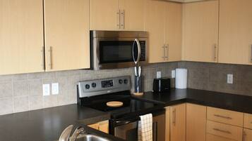Full-size fridge, microwave, oven, stovetop