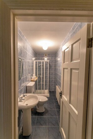 Un bagno con WC, bidet e lavandino.