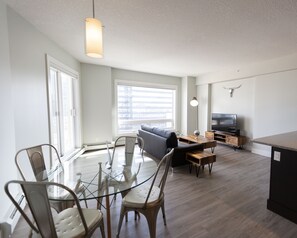 Departamento, 2 camas Queen size, para no fumadores | Área de sala de estar | Smart TV de 50 pulgadas con canales por cable y televisión 