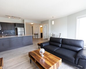 Departamento, 2 camas Queen size, para no fumadores | Área de sala de estar | Smart TV de 50 pulgadas con canales por cable y televisión 