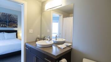 Apartment, 2 Queen Beds, Non Smoking | Bathroom | Hair dryer, towels
