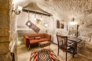 Suite Deluxe | Zona de estar | Televisión LCD de 32 pulgadas con canales por satélite, una televisión