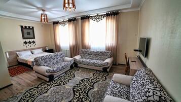 Suite | Minibar, in-room safe, soundproofing, iron/ironing board