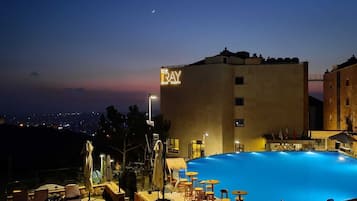 Outdoor pool, pool umbrellas, sun loungers