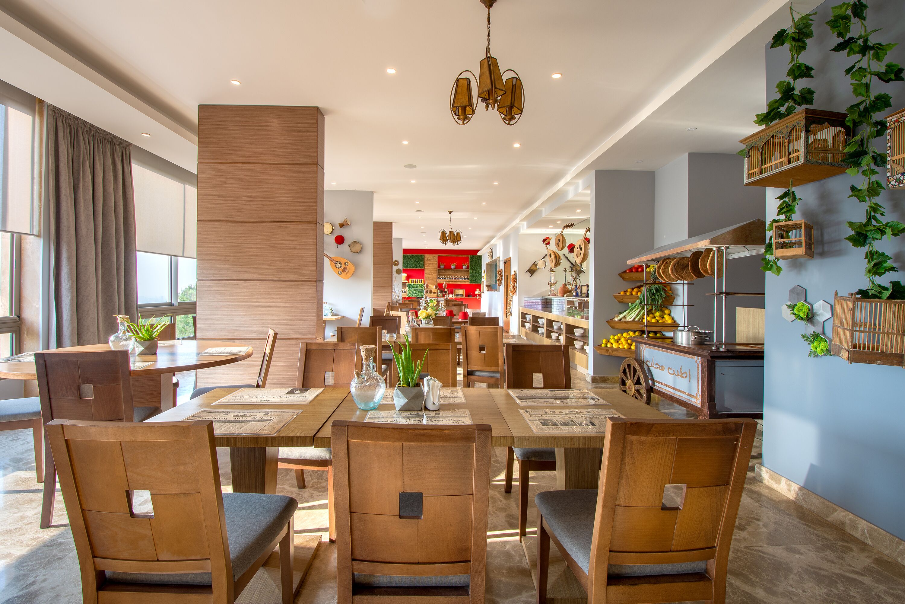 供应晚餐，花园景观