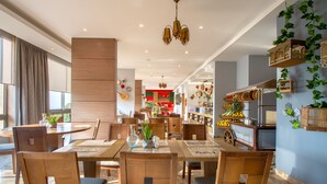 Ein moderner Essbereich mit Holzmöbeln, einem Chandelier und dekorativen Wandelementen.
