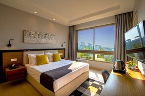 Habitación Deluxe, 1 cama de matrimonio, cocina básica, vistas parciales al mar | 1 dormitorio, sábanas de algodón egipcio, ropa de cama de alta calidad