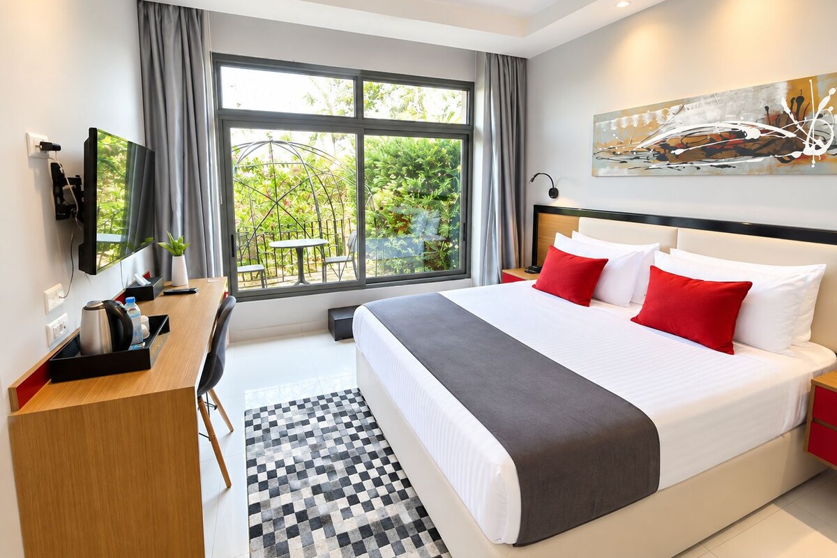 Deluxe Room, 1 Queen Bed, Terrace, Partial Sea View | 1 bedroom, Egyptian cotton sheets, premium bedding, in-room safe