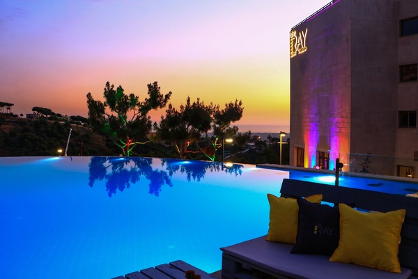 Outdoor pool, pool umbrellas, sun loungers