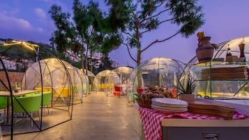 Abendessen, Blick auf den Garten