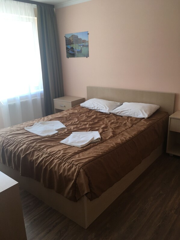 Habitación familiar | Caja de seguridad en la habitación y escritorio 