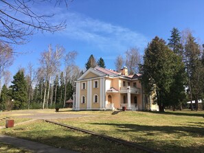 Stuga | Värdeförvaringsskåp på rummet, skrivbord och strykjärn/strykbräda