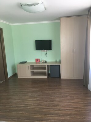 Habitación familiar (Grand) | Caja de seguridad en la habitación y escritorio 