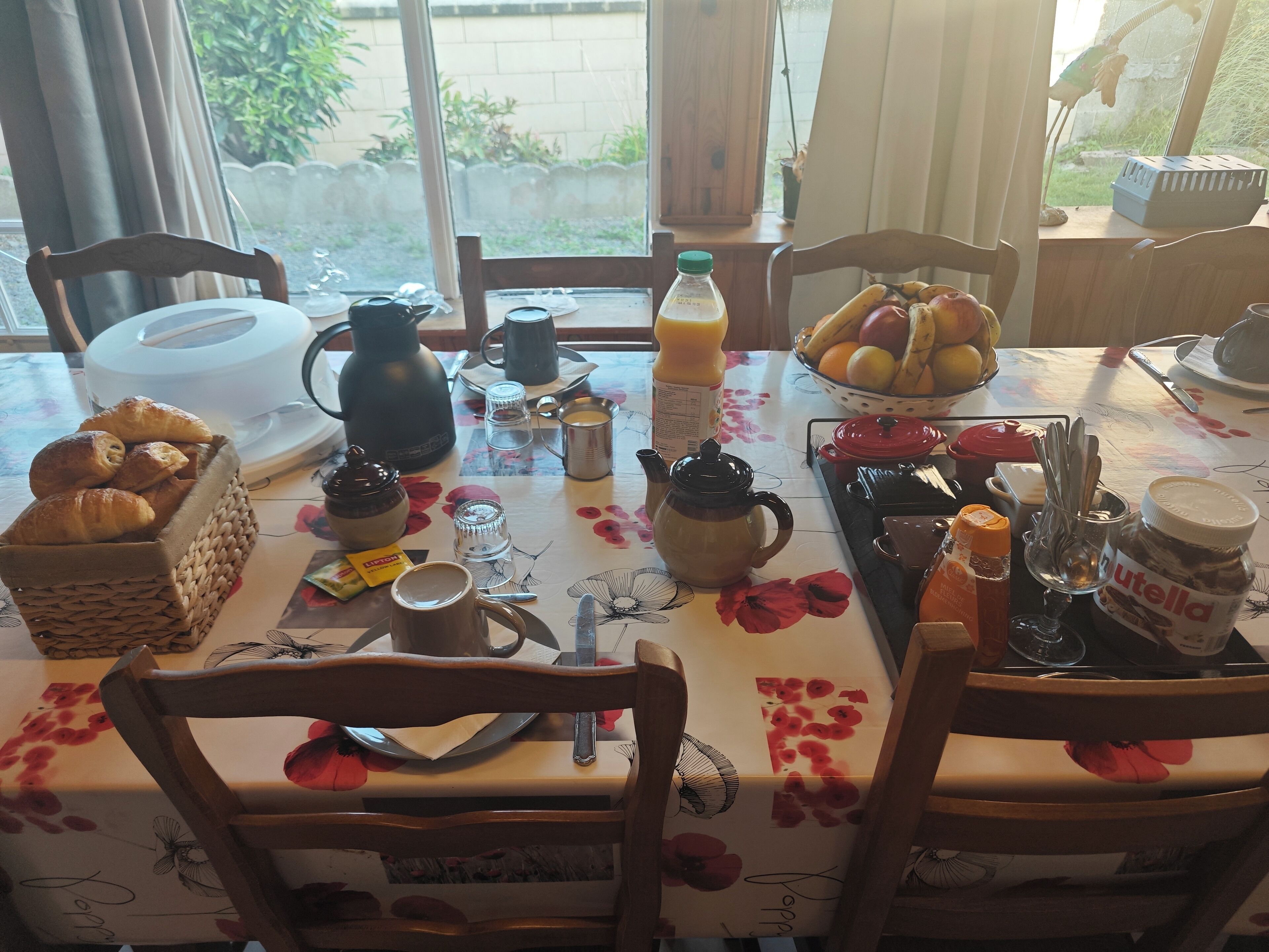 Daily continental breakfast (EUR 8 per person)
