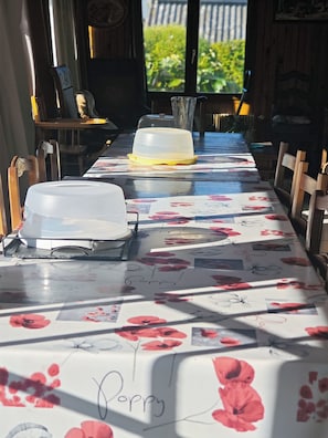Petit déjeuner continental (8 EUR par personne)