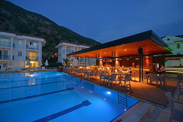 Bar junto a la piscina