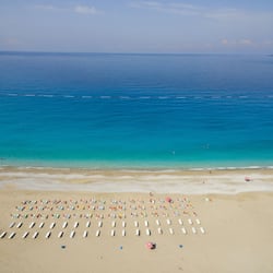 Sulla spiaggia, sabbia bianca, teli da spiaggia