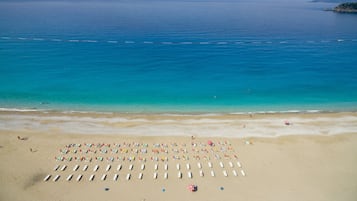 Rannalla, valkoista hiekkaa, rantapyyhkeitä