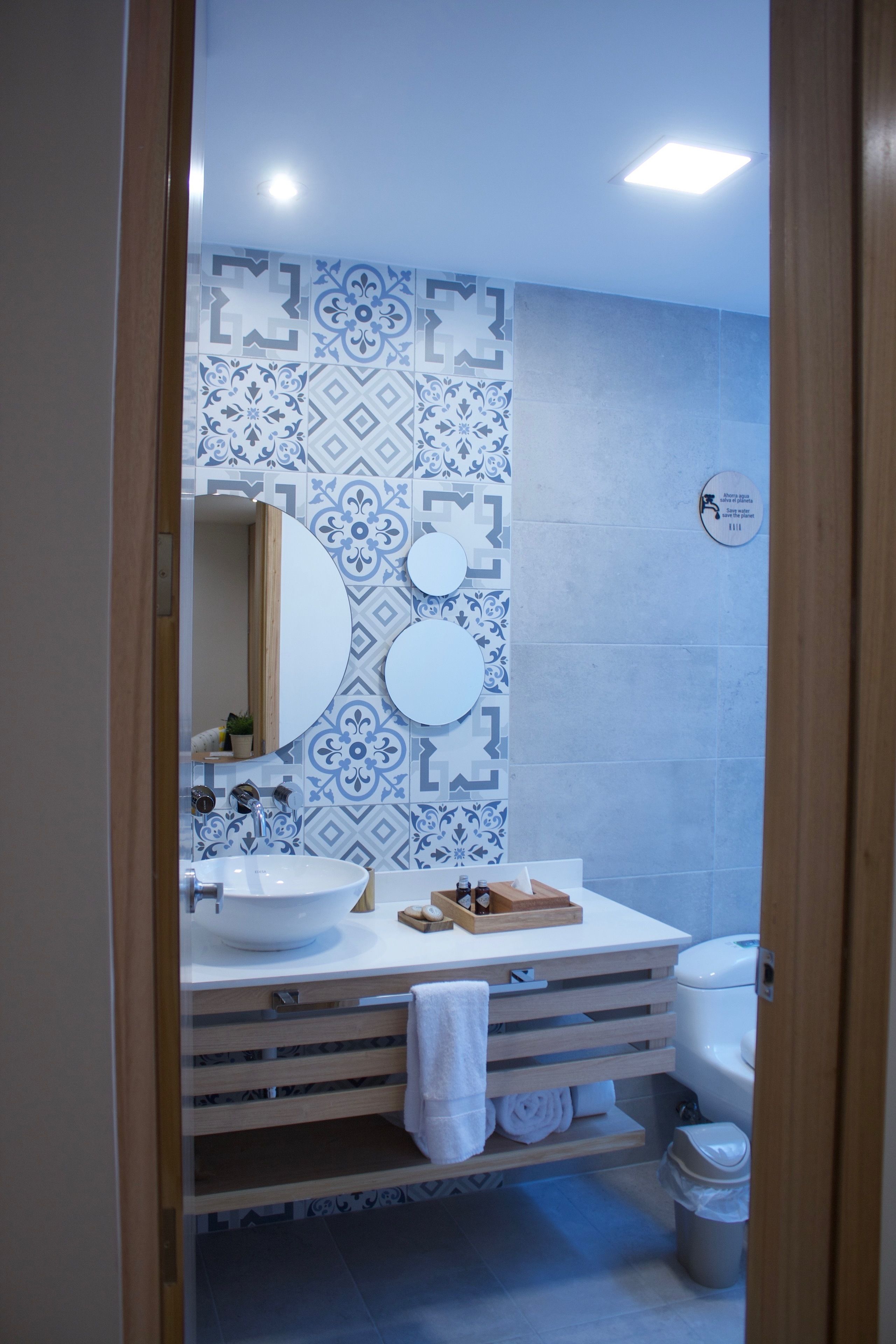 junior suite | bathroom | shower, free toiletries, hair dryer, towels