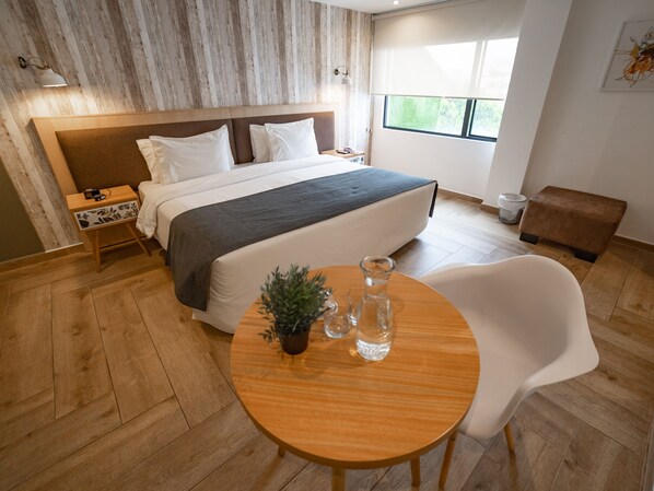 Caja de seguridad en la habitación y espacio para trabajar con laptop 