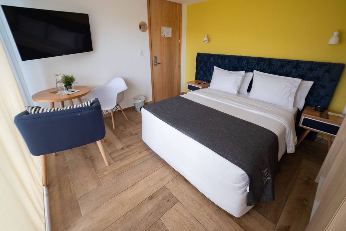 Standard Room, 1 Queen Bed | In-room safe, laptop workspace, WiFi (free), bed sheets