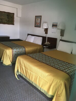 Superior 2 queen beds room | Skrivebord, blendingsgardiner, lydisolert og wi-fi (inkludert)