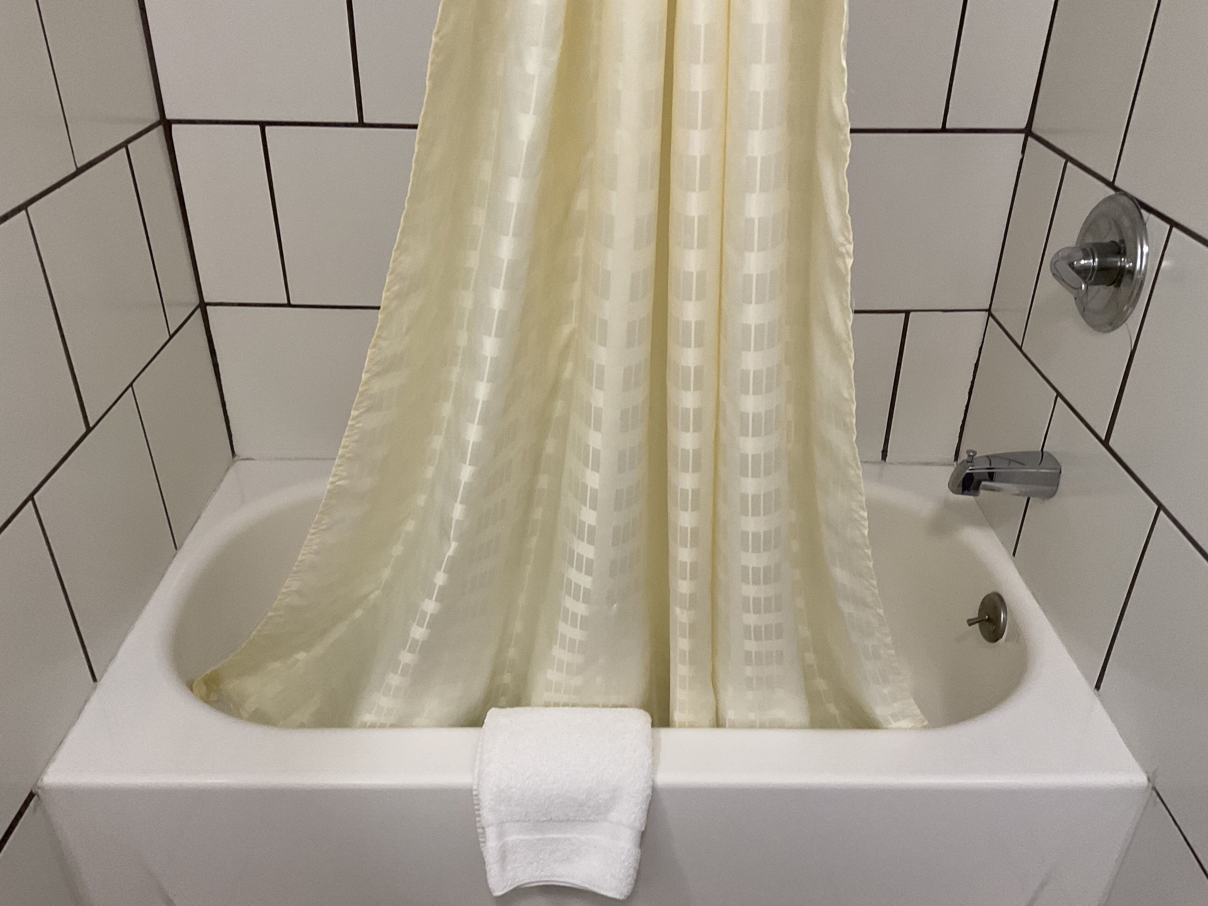 Deep-soaking bathtub, towels