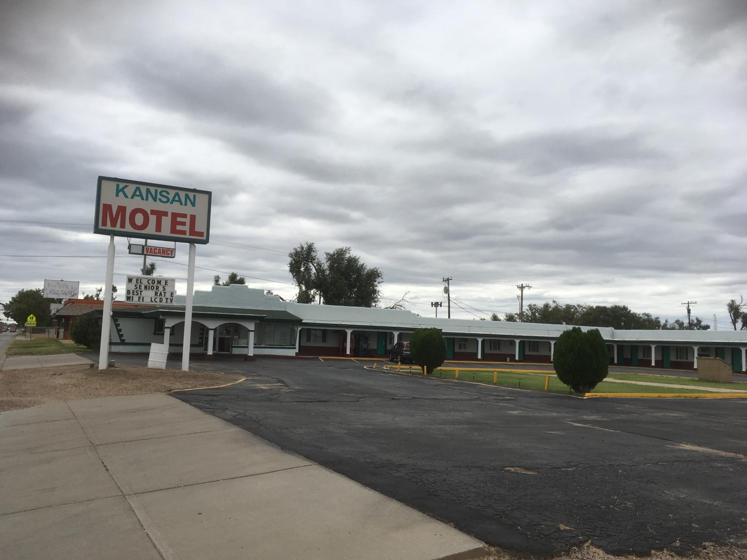 A motel with a sign indicating a vacancy.