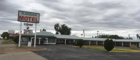 A motel with a sign indicating a vacancy.
