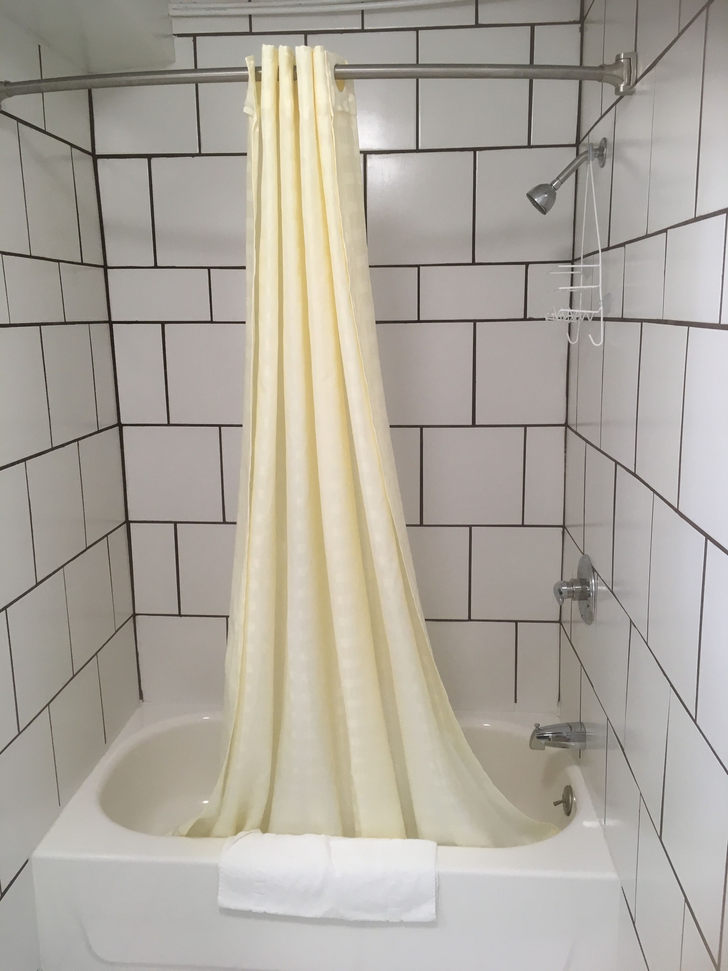 Baignoire relaxante profonde, serviettes fournies