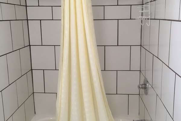 Deep soaking tub, towels