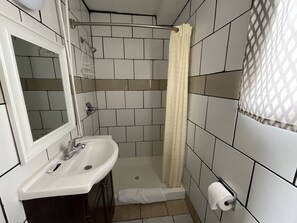 Deep soaking tub, towels