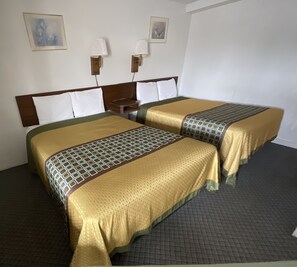 Superior 2 queen beds room | Skrivebord, blendingsgardiner, lydisolert og wi-fi (inkludert)