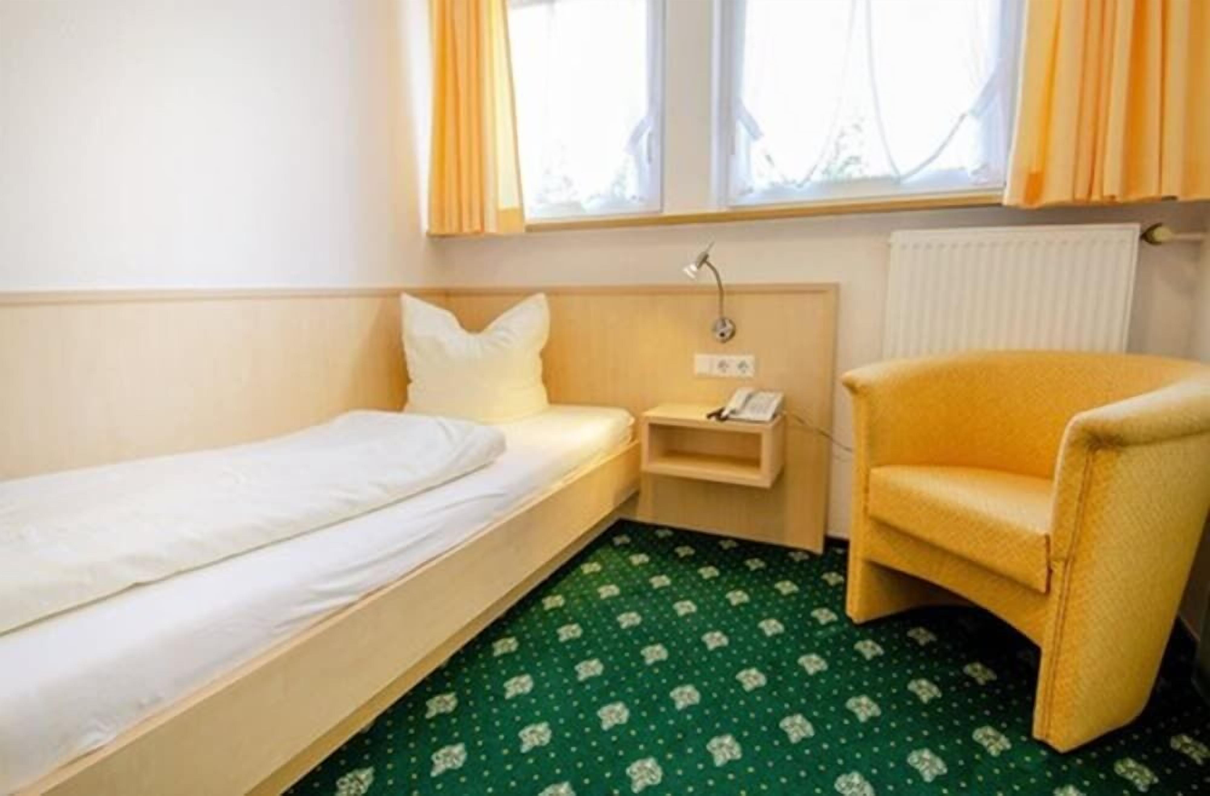 Allergikerbettwaren, Minibar, Zimmersafe, individuell dekoriert