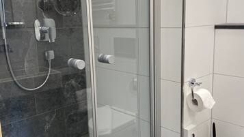 Standard Single Room | Bathroom | Hair dryer, bathrobes, towels