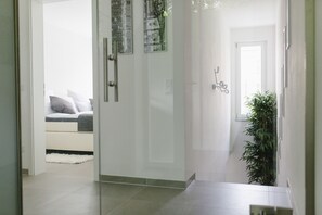 Nhà Cao cấp, 2 phòng ngủ (Stadthaus Regensburg) | 2 phòng ngủ, bàn, bàn ủi/dụng cụ ủi quần áo