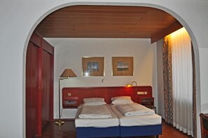 Dreibettzimmer | Schallisolierte Zimmer, kostenlose Babybetten, Zustellbetten, Bettwäsche